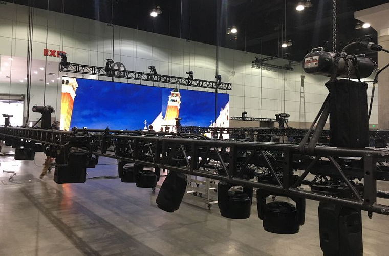 Theo kế hoạch, VinFast sẽ giới thiệu 2 mẫu SUV điện VF e35 và VF e36 tới công chúng thế giới vào lúc 15h30 ngày 17/11/2021 (giờ Los Angeles), tức 6h30 sáng 18/11 theo giờ Việt Nam. Đây được coi là khởi đầu cho hành trình chinh phục thị trường quốc tế của hãng xe Việt. 