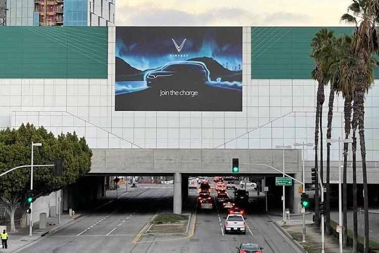 Những ngày này, hình ảnh chiếc xe ôtô điện VinFast đã xuất hiện trên nhiều tuyến phố lớn tại Los Angeles (Bang California, Mỹ). Rất nhiều người đang chờ đợi màn ra mắt chính thức của những mẫu xe điện đến từ Việt Nam tại Los Angeles Auto Show 2021, sẽ diễn ra vào 6h30 phút sáng 18/11 (giờ Việt Nam).