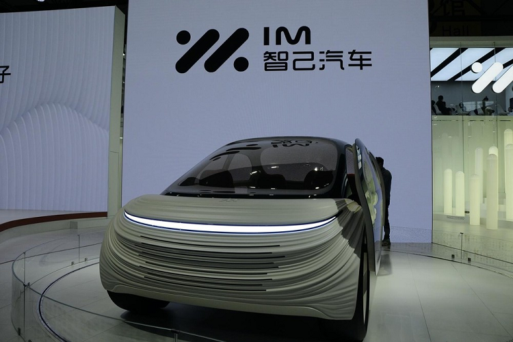 Thông qua các hình ảnh ở đây, ta thấy IM Airo có cửa trong suốt dạng trượt và 4 chỗ ngồi thoải mái có thể xoay 360 độ. Dù có khả năng tự lái, song nội thất vẫn có trang bị vô lăng và nút điều khiển để người lái có thể chiếm quyền kiểm soát khi cần thiết. Trong khi đó, ngoại hình của xe là một thứ không dễ diễn tả bằng lời, và mang đậm tính chất concept thử nghiệm. Dựa theo trang chủ của Heatherwick Studio, IM Airo hoàn toàn mới có thể sẽ được đưa vào sản xuất trong năm 2023, nhưng không có gì là chắc chắn cả.