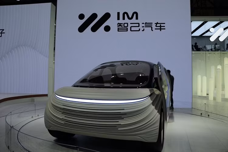 Thông qua các hình ảnh ở đây, ta thấy IM Airo có cửa trong suốt dạng trượt và 4 chỗ ngồi thoải mái có thể xoay 360 độ. Dù có khả năng tự lái, song nội thất vẫn có trang bị vô lăng và nút điều khiển để người lái có thể chiếm quyền kiểm soát khi cần thiết. Trong khi đó, ngoại hình của xe là một thứ không dễ diễn tả bằng lời, và mang đậm tính chất concept thử nghiệm. Dựa theo trang chủ của Heatherwick Studio, IM Airo hoàn toàn mới có thể sẽ được đưa vào sản xuất trong năm 2023, nhưng không có gì là chắc chắn cả.