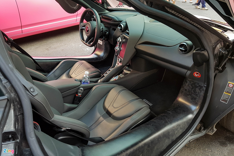 Phiên bản McLaren 720S tiêu chuẩn được trang bị động cơ V8 twin-turbo với dung tích 4.0L, công suất tối đa 720 mã lực và mô-men xoắn cực đại 770 Nm. Ngoài ra, chiếc xe này còn được chủ nhân nâng cấp hệ thống ống xả Frequency Intelligent (FI) Exhaust. 