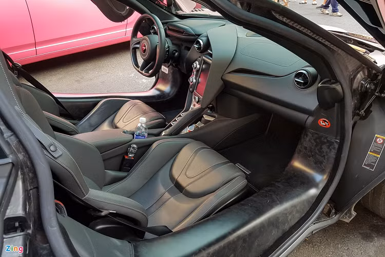 Phiên bản McLaren 720S tiêu chuẩn được trang bị động cơ V8 twin-turbo với dung tích 4.0L, công suất tối đa 720 mã lực và mô-men xoắn cực đại 770 Nm. Ngoài ra, chiếc xe này còn được chủ nhân nâng cấp hệ thống ống xả Frequency Intelligent (FI) Exhaust. 