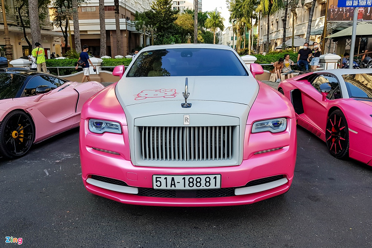 Cuối cùng là mẫu xe siêu sang Rolls-Royce Ghost. Thế hệ đầu tiên của mẫu xe siêu sang này được ra mắt vào năm 2009. Đây cũng là mẫu xe được khá nhiều doanh nhân Việt Nam ưa dùng. Ngoại thất nguyên bản của chiếc xe là sự phối hợp giữa 2 tông màu đen và bạc.