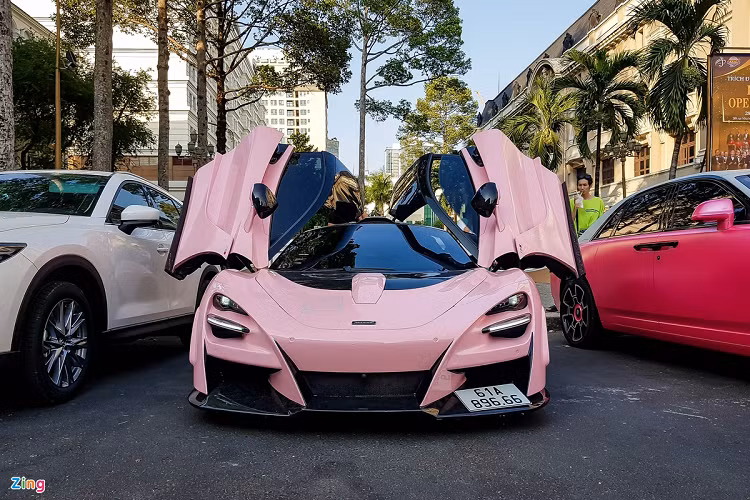 Chiếc xe nguyên bản sở hữu màu sơn ngoại thất tím Lantana. Mới đây, chủ nhân chiếc xe đã chọn phương pháp dán decal cùng họa tiết Hello Kitty để tạo sự mới lạ cho mẫu siêu xe này.