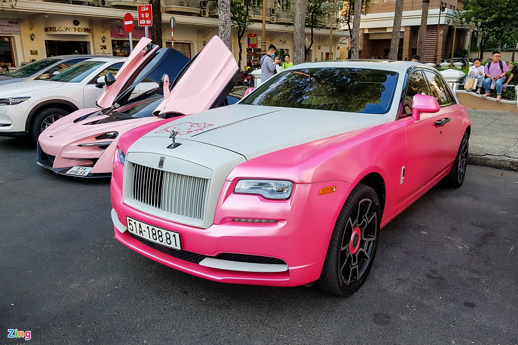 Chiếc Rolls-Royce Ghost này đã được nâng cấp toàn bộ ngoại thất theo phiên bản Series II ra mắt vào năm 2014. Sau khi có chủ mới, xe được phối màu trắng - hồng. 