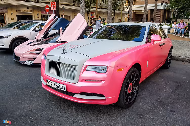 Chiếc Rolls-Royce Ghost này đã được nâng cấp toàn bộ ngoại thất theo phiên bản Series II ra mắt vào năm 2014. Sau khi có chủ mới, xe được phối màu trắng - hồng. 