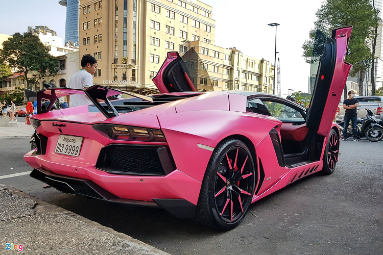 Chiếc Aventador này còn được bổ sung thêm hệ thống ống xả hiệu suất cao Frequency Intelligent Exhaust Volcano bằng titanium. Tấm che khoang động cơ được làm bằng kính để lộ rõ khối động cơ V12 hút khí tự nhiên dung tích 6.5L với công suất 700 mã lực trên phiên bản Aventador tiêu chuẩn. Xe có khả năng tăng tốc từ 0 lên 100 km/h chỉ trong 2,9 giây. 