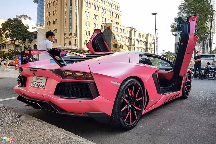 Chiếc Aventador này còn được bổ sung thêm hệ thống ống xả hiệu suất cao Frequency Intelligent Exhaust Volcano bằng titanium. Tấm che khoang động cơ được làm bằng kính để lộ rõ khối động cơ V12 hút khí tự nhiên dung tích 6.5L với công suất 700 mã lực trên phiên bản Aventador tiêu chuẩn. Xe có khả năng tăng tốc từ 0 lên 100 km/h chỉ trong 2,9 giây. 