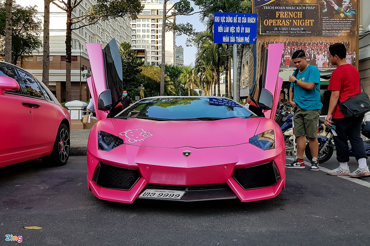 Chiếc xe này lăn bánh tại Việt Nam vào cuối năm 2019 với ngoại thất màu xám Grigio Estoque. Tương tự với chiếc McLaren 720S, hiện nay xe đã được chuyển sang màu hồng - trắng nổi bật. 