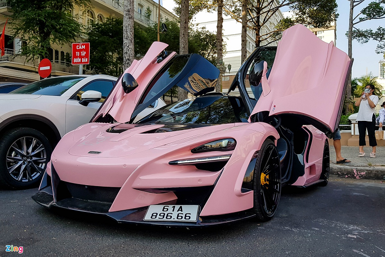 Toàn bộ chiếc xe được dán decal màu hồng phấn. Tuy nhiên, các chi tiết carbon lộ thiên vẫn được giữ nguyên. Điểm tạo nên sự khác biệt cho chiếc xe này trong gần 10 chiếc McLaren 720S tại Việt Nam là bộ bodykit do N-Largo do Novitec chế tạo. 