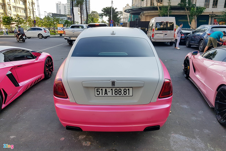 Rolls-Royce Ghost thế hệ đầu tiên sử dụng khối động cơ V12 twin turbo, dung tích 6.5L do BMW chế tạo. Xe có công suất tối đa 570 mã lực và mô men xoắn cực đại 780 Nm, đi kèm với hộp số 8 cấp của ZF. Ghost có khả năng tăng tốc từ 0 lên 100 km/h trong 4,7 giây, mặc dù sở hữu khối lượng lên tới 2,5 tấn.