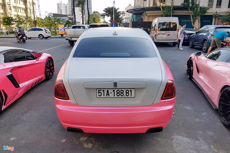 Rolls-Royce Ghost thế hệ đầu tiên sử dụng khối động cơ V12 twin turbo, dung tích 6.5L do BMW chế tạo. Xe có công suất tối đa 570 mã lực và mô men xoắn cực đại 780 Nm, đi kèm với hộp số 8 cấp của ZF. Ghost có khả năng tăng tốc từ 0 lên 100 km/h trong 4,7 giây, mặc dù sở hữu khối lượng lên tới 2,5 tấn.