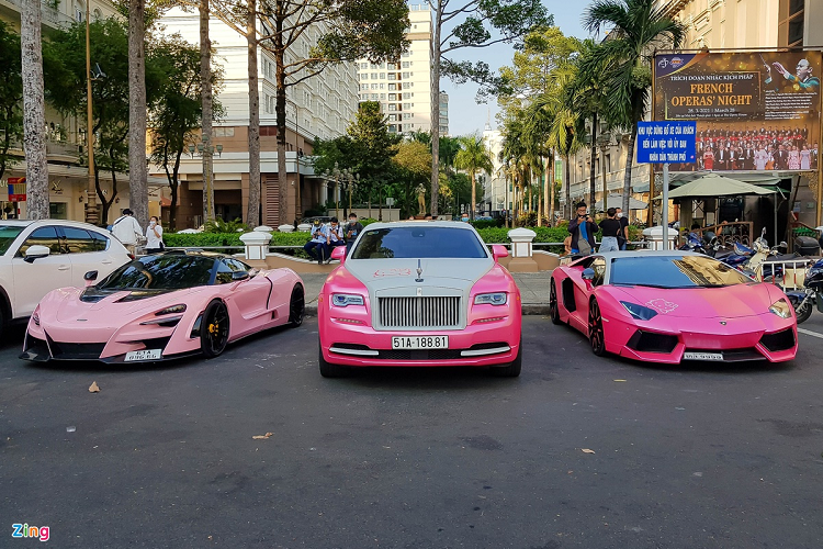 Giới chơi xe Việt Nam từng có phong trào thay đổi màu xe hàng loạt bằng phương pháp dán decal trong những năm 2016 – 2017. Giờ đây, phong trào này dần trở lại với nhiều mẫu siêu xe và xe siêu sang được chủ nhân nâng cấp nhằm tạo ra sự khác biệt cho xế cưng của mình.Nổi bật nhất là siêu xe McLaren 720S Novitec N-Largo độc nhất Việt Nam hiện nay.