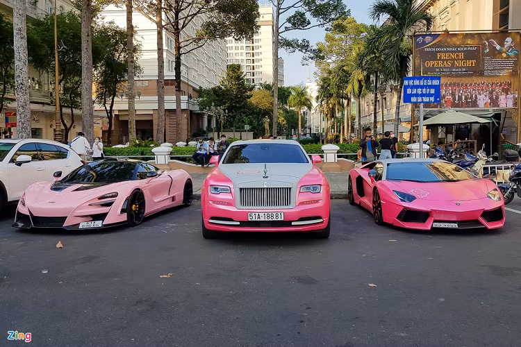 Giới chơi xe Việt Nam từng có phong trào thay đổi màu xe hàng loạt bằng phương pháp dán decal trong những năm 2016 – 2017. Giờ đây, phong trào này dần trở lại với nhiều mẫu siêu xe và xe siêu sang được chủ nhân nâng cấp nhằm tạo ra sự khác biệt cho xế cưng của mình.Nổi bật nhất là siêu xe McLaren 720S Novitec N-Largo độc nhất Việt Nam hiện nay.