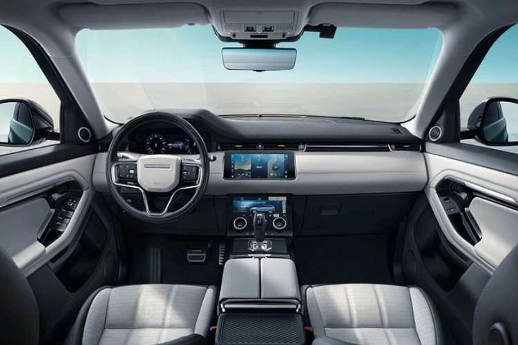 Các trang bị nổi bật khác trên Evoque L bao gồm cửa sổ trời toàn cảnh lớn, ghế sau chỉnh điện có thể ngả tới 7 độ và có tựa đầu kiểu có cánh ôm hai bên để tăng thêm sự thoải mái cho hành khách.