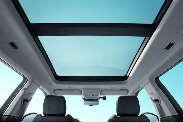 Đối với nội thất, chắc chắn rồi Range Rover Evoque L mới sẽ cung cấp không gian rộng rãi hơn cho hàng ghế thứ 2, cụ thể là khoảng để chân được nới thêm 125 mm, đây là điều mà khách hàng Trung Quốc rất quan tâm khi mua xe.