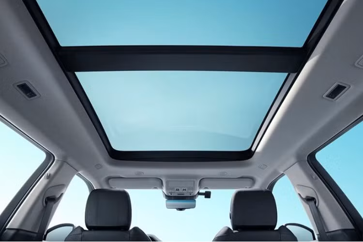 Đối với nội thất, chắc chắn rồi Range Rover Evoque L mới sẽ cung cấp không gian rộng rãi hơn cho hàng ghế thứ 2, cụ thể là khoảng để chân được nới thêm 125 mm, đây là điều mà khách hàng Trung Quốc rất quan tâm khi mua xe.