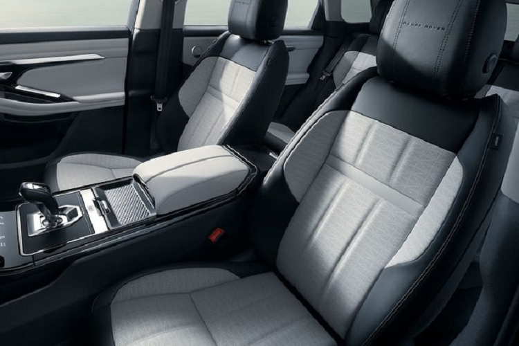 Về truyền động, Range Rover Evoque L 2021 được trang bị động cơ mild hybrid, kết hợp máy xăng tăng áp 2.0L và hệ thống điện 48V cho công suất 249 mã lực, sức mạnh được gửi đến các bánh xe thông qua hộp số tự động 8 cấp.