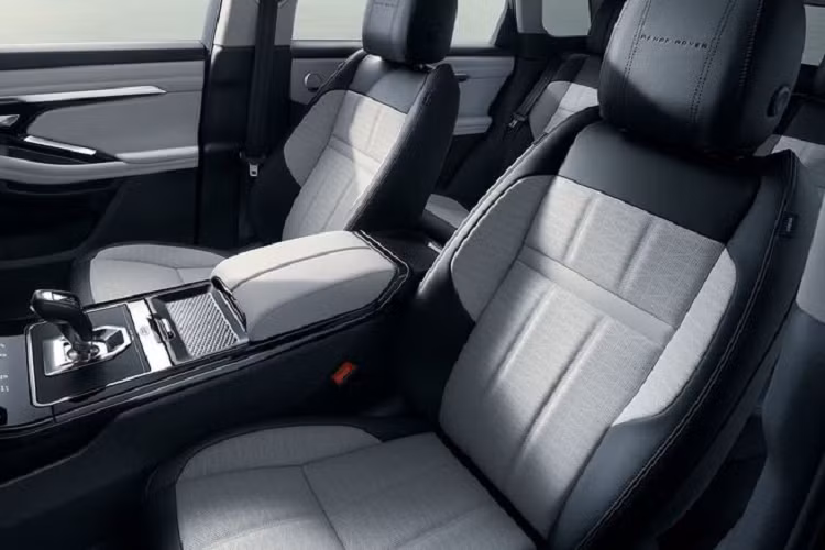 Về truyền động, Range Rover Evoque L 2021 được trang bị động cơ mild hybrid, kết hợp máy xăng tăng áp 2.0L và hệ thống điện 48V cho công suất 249 mã lực, sức mạnh được gửi đến các bánh xe thông qua hộp số tự động 8 cấp.