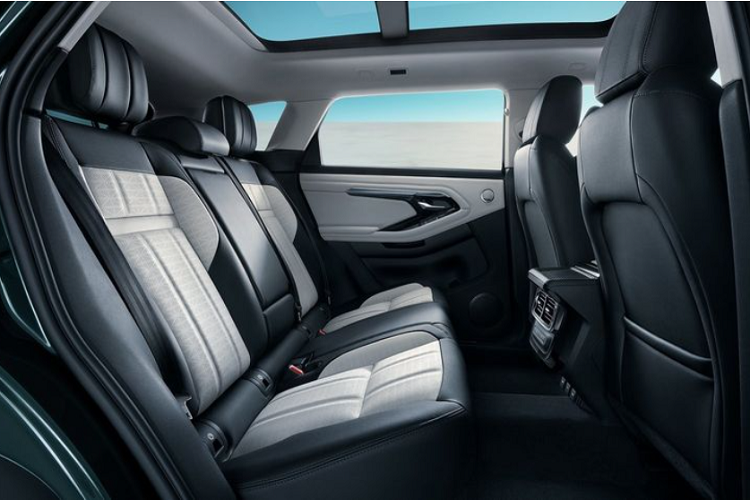 Range Rover Evoque L tại Trung Quốc dài hơn 160 mm so với tiêu chuẩn, tuy nhiên điều đó không gây ảnh hưởng đến thiết kế tổng thể của chiếc SUV, ngoài chiều dài, Evoque L có thể được phân biệt với bản thường thông qua chữ "L" trên cột C.