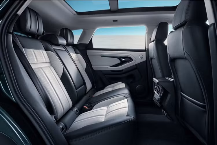 Range Rover Evoque L tại Trung Quốc dài hơn 160 mm so với tiêu chuẩn, tuy nhiên điều đó không gây ảnh hưởng đến thiết kế tổng thể của chiếc SUV, ngoài chiều dài, Evoque L có thể được phân biệt với bản thường thông qua chữ "L" trên cột C.