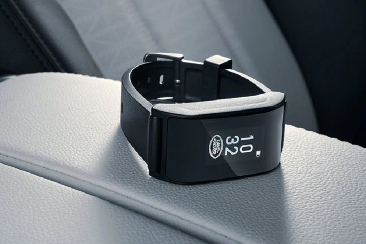 Ngoài ra, Evoque L 2021 còn có cụm đồng hồ kỹ thuật số 10,2 inch, hệ thống thông tin giải trí 10,2 inch phù hợp và màn hình thứ 3 tích hợp các thao tác điều khiển khí hậu, cài đặt xe...