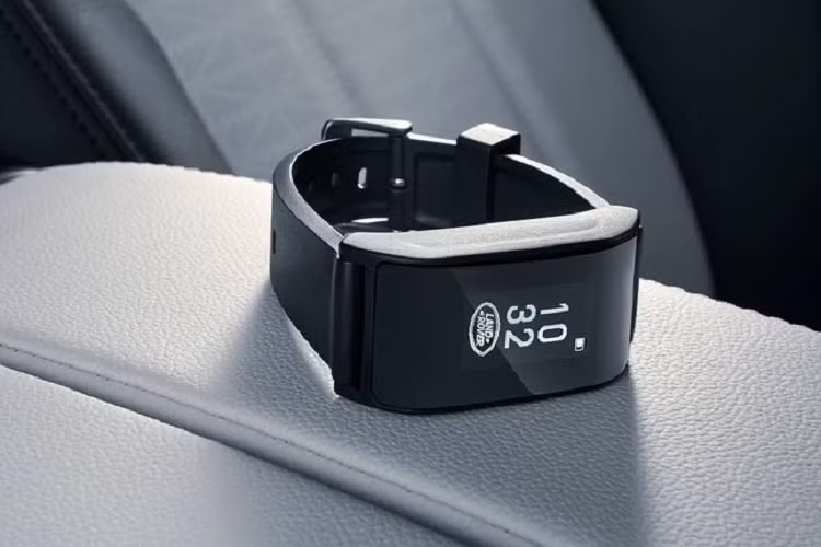 Ngoài ra, Evoque L 2021 còn có cụm đồng hồ kỹ thuật số 10,2 inch, hệ thống thông tin giải trí 10,2 inch phù hợp và màn hình thứ 3 tích hợp các thao tác điều khiển khí hậu, cài đặt xe...