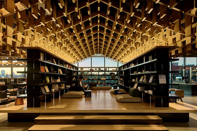 Thư viện tại Genesis House New York được phụ trách bởi nhà xuất bản Assouline của LVMH, nơi chứa những cuốn sách đặc biệt, những món đồ trưng bày sang trọng cùng những phụ kiện độc đáo đến từ Hàn Quốc.