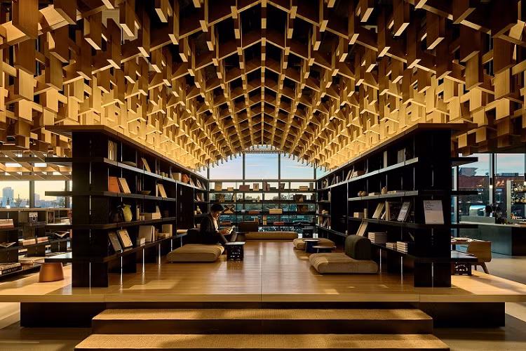 Thư viện tại Genesis House New York được phụ trách bởi nhà xuất bản Assouline của LVMH, nơi chứa những cuốn sách đặc biệt, những món đồ trưng bày sang trọng cùng những phụ kiện độc đáo đến từ Hàn Quốc.