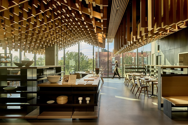 Tại Genesis House New York, du khách có thể dùng bữa trong nhà hàng Onjium có diện tích lên đến 890 mét vuông. Đây cũng là chi nhánh nhà hàng đầu tiên của Onjium nằm ngoài lãnh thổ Hàn Quốc, với thiết kế lấy cảm hứng từ văn hóa nước nhà nhằm tôn vinh những câu chuyện cổ và hương vị ẩm thực cao cấp của “xứ sở kim chi”.