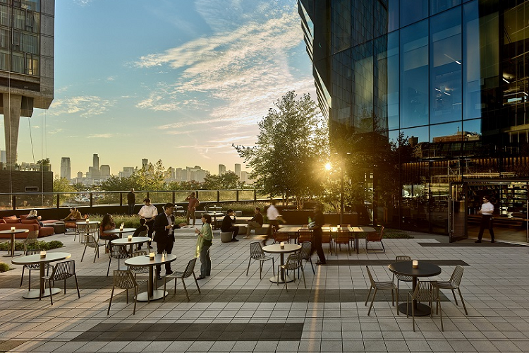 Phòng trưng bày ở tầng trệt Genesis House mang đến cho khách hàng cơ hội trải nghiệm những mẫu xe Genesis mới nhất trong một không gian rộng rãi. Những chiếc xe tại đây đều được bao quanh bởi nhiều tấm gương lớn nhằm khuếch đại sự tinh xảo trong chế tác và sự hoàn hảo về mặt cơ khí.