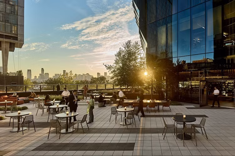 Phòng trưng bày ở tầng trệt Genesis House mang đến cho khách hàng cơ hội trải nghiệm những mẫu xe Genesis mới nhất trong một không gian rộng rãi. Những chiếc xe tại đây đều được bao quanh bởi nhiều tấm gương lớn nhằm khuếch đại sự tinh xảo trong chế tác và sự hoàn hảo về mặt cơ khí.