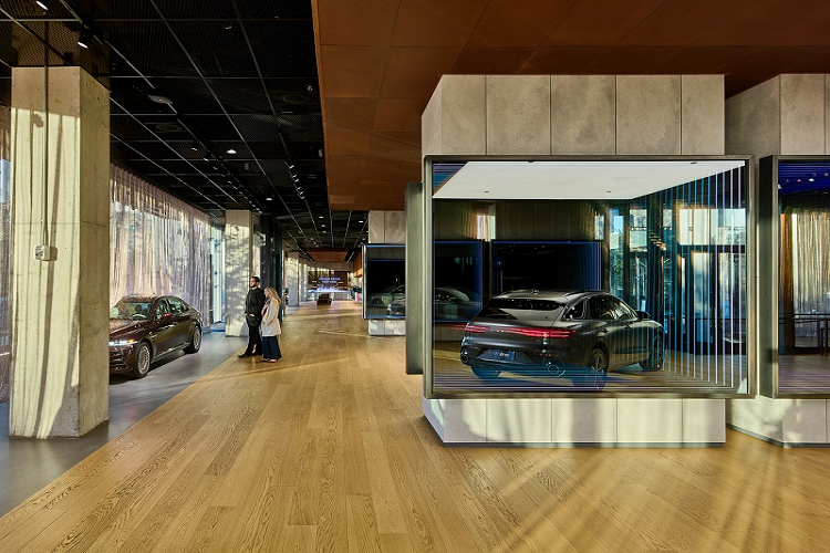 Genesis House New York tại Mỹ đã bắt đầu mở cửa đón khách hàng vào ngày 19/11, với toàn bộ thông tin chi tiết của tòa nhà cũng như các sản phẩm đều được thể hiện dưới nhiều ngôn ngữ khác nhau như tiếng Anh, tiếng Tây Ban Nha, tiếng Trung, tiếng Hàn,...