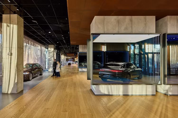 Genesis House New York tại Mỹ đã bắt đầu mở cửa đón khách hàng vào ngày 19/11, với toàn bộ thông tin chi tiết của tòa nhà cũng như các sản phẩm đều được thể hiện dưới nhiều ngôn ngữ khác nhau như tiếng Anh, tiếng Tây Ban Nha, tiếng Trung, tiếng Hàn,...