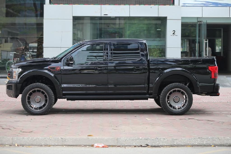 Một vài chi tiết nhỏ như logo phiên bản Harley-Davidson ở ốp bậc cửa, cụm đồng hồ hay thảm sản là điểm nhấn đặc biệt trên phiên bản này.