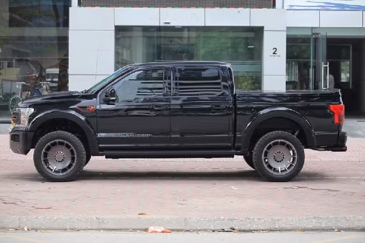 Một vài chi tiết nhỏ như logo phiên bản Harley-Davidson ở ốp bậc cửa, cụm đồng hồ hay thảm sản là điểm nhấn đặc biệt trên phiên bản này.