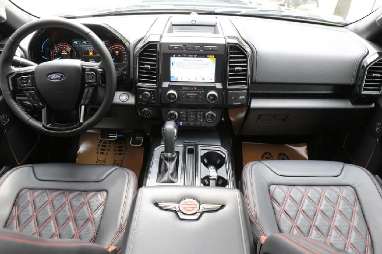 Ford F-150 là một trong những mẫu xe bán tải đã quá lừng danh không chỉ ở Việt Nam mà còn cả trên toàn thế giới. Đối với phiên bản Harley-Davidson, mẫu xe này sở hữu những tinh chỉnh lớn về trang bị nội, ngoại thất.