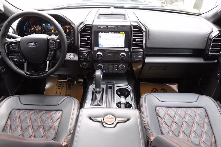 Ford F-150 là một trong những mẫu xe bán tải đã quá lừng danh không chỉ ở Việt Nam mà còn cả trên toàn thế giới. Đối với phiên bản Harley-Davidson, mẫu xe này sở hữu những tinh chỉnh lớn về trang bị nội, ngoại thất.