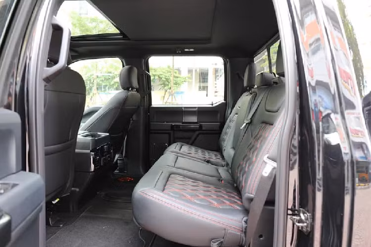 Bước vào bên trong nội thất, Ford F-150 Harley-Davidson mang một tông màu nội thất đen tuyền với ghế khâu kết hợp chỉ cam tương phản.