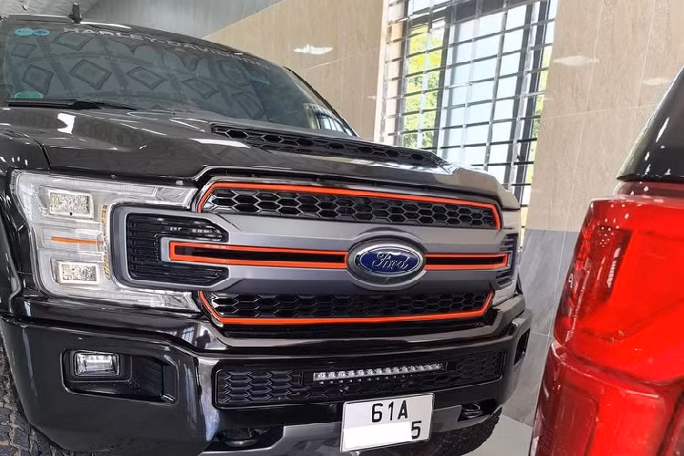 Với việc tậu thêm chiếc Ford F-150 Harley-Davidson mới lần này, tổng số xe Ford F-150 Harley-Davidson của vị đại gia tại Bình Dương đã chạm con số 4. Được biết, tính cả nước hiện nay, số lượng Ford F-150 Harley-Davidson đang có mặt rơi vào khoảng 7 chiếc và chỉ riêng vị đại gia tại Bình Dương này đã chiếm tới quá nửa con số đó. Đây quả thực là một thú chơi vô cùng độc đáo của vị đại gia ngành Lan.