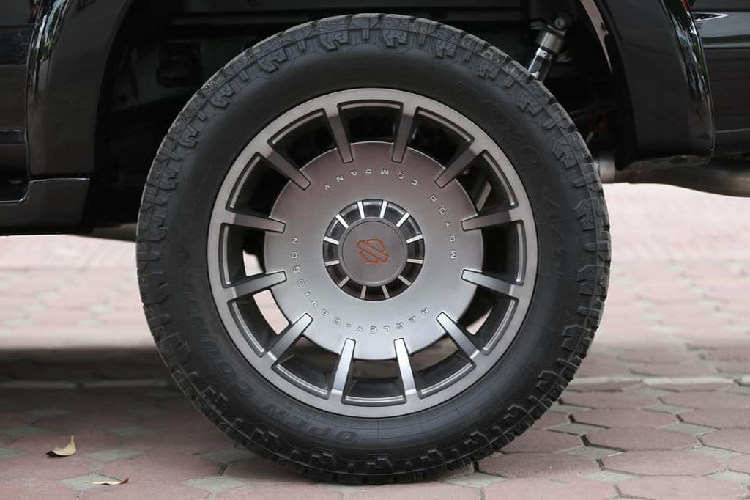 Phần đuôi xe, Ford F-150 Harley-Davidson cũng sở hữu phong cách tương đồng với những "người anh em" F-150 khác với thiết kế vuông vức, mạnh mẽ cùng logo phiên bản Harley-Davidson to bản sơn đen lì cực kỳ cá tính. Cặp ống xả được đặt cân đối ở hai bên hông xe cùng thiết kế trẻ trung, năng động không kém các mẫu xe thể thao thông thường.