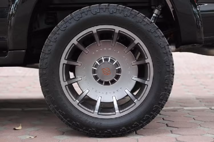 Phần đuôi xe, Ford F-150 Harley-Davidson cũng sở hữu phong cách tương đồng với những "người anh em" F-150 khác với thiết kế vuông vức, mạnh mẽ cùng logo phiên bản Harley-Davidson to bản sơn đen lì cực kỳ cá tính. Cặp ống xả được đặt cân đối ở hai bên hông xe cùng thiết kế trẻ trung, năng động không kém các mẫu xe thể thao thông thường.