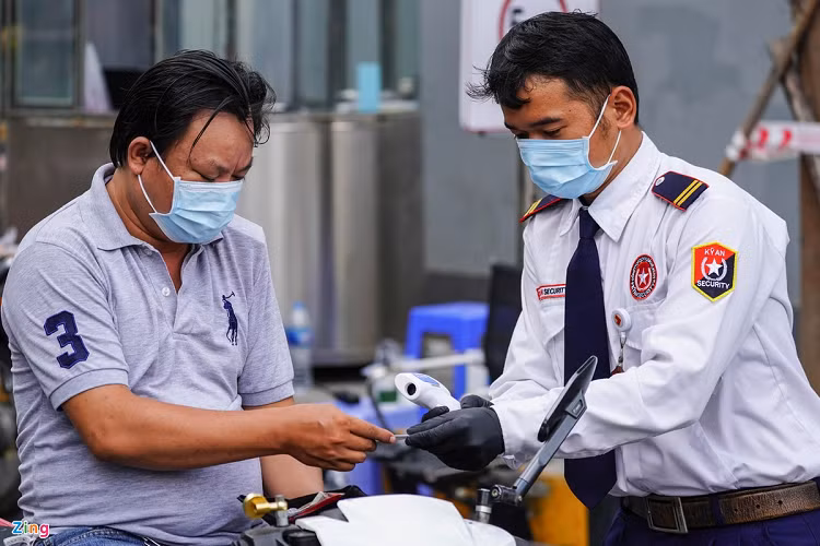 Chung cu o TP HCM tang cuong bao ve cu dan thoi dich