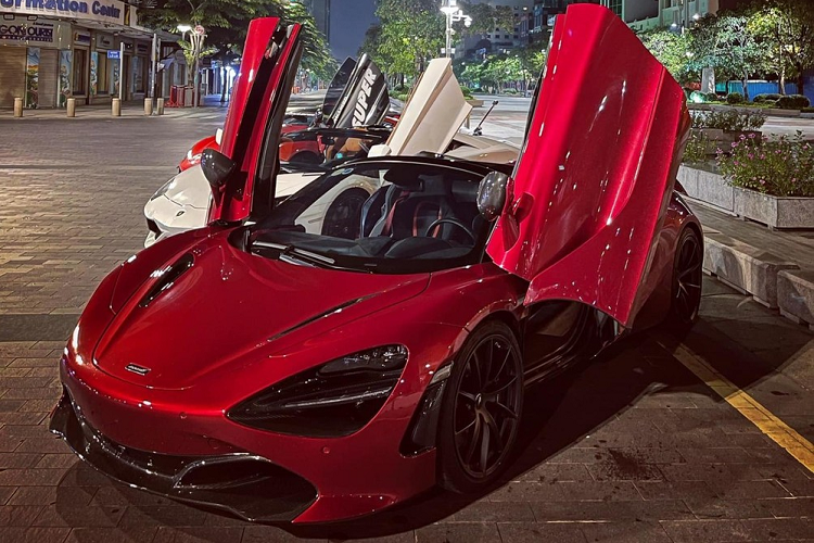 Mới đây, 1 dàn siêu xe của nhóm chơi xe ở huyện Bình Chánh đã cùng nhau chạy ra quận 1, TP HCM. Các thành viên trong đoàn này di chuyển trên các siêu xe như Ferrari 488 GTB, McLaren 570S, Lamborghini Aventador LP700-4 và cuối cùng là McLaren 720S Spider.