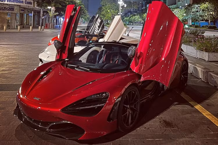 Mới đây, 1 dàn siêu xe của nhóm chơi xe ở huyện Bình Chánh đã cùng nhau chạy ra quận 1, TP HCM. Các thành viên trong đoàn này di chuyển trên các siêu xe như Ferrari 488 GTB, McLaren 570S, Lamborghini Aventador LP700-4 và cuối cùng là McLaren 720S Spider.