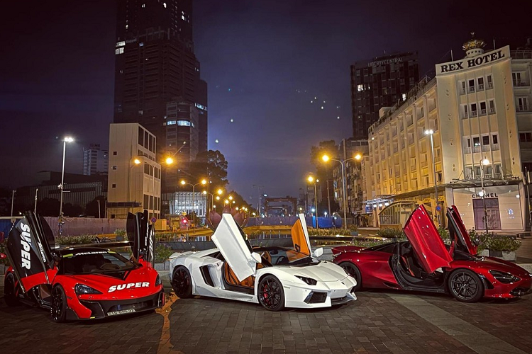 Hình ảnh do 1 thành viên trong đoàn chia sẻ thông tin lên mạng xã hội cho thấy, 3 chiếc siêu xe với các kiểu cửa như cánh bướm và cắt kéo cùng nhau tung cánh ngay trên phố đi bộ Nguyễn Huệ, 1 trong nhiều thánh địa siêu xe ở Sài thành. Ngoài ra trong đoàn còn có 1 chiếc xe mở cửa ngang thông thường là Ferrari 488 GTB.