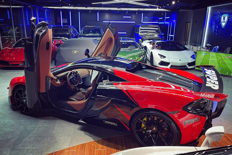 Ngoài 720S Spider, còn có 1 chiếc xe khác mang thương hiệu McLaren là 570S. Chiếc xe McLaren 570S cũng mới trải qua 1 cuộc thay áo ấn tượng với 2 màu là đỏ-đen được chọn làm ngoại thất chính. Xe được trang bị bản độ body kit 570-VX của hãng độ xe Vorsteiner, kèm khối động cơ V8 tăng áp kép dung tích 3,8 lít, sản sinh công suất tối đa 562 mã lực và mô-men xoắn cực đại 600 Nm.