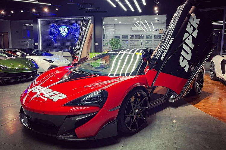 Trong đoàn xe này, chiếc siêu xe mui trần McLaren 720S Spider có ngoại thất sơn màu đỏ và từng trải qua 2 đời chủ trước khi được 1 người chuyên mua bán xe ở Sài thành thu nạp lại. Hiện đây cũng là siêu xe mui trần có tốc độ mở mui nhanh nhất thế giới.