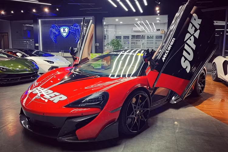 Trong đoàn xe này, chiếc siêu xe mui trần McLaren 720S Spider có ngoại thất sơn màu đỏ và từng trải qua 2 đời chủ trước khi được 1 người chuyên mua bán xe ở Sài thành thu nạp lại. Hiện đây cũng là siêu xe mui trần có tốc độ mở mui nhanh nhất thế giới.