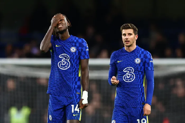 Về phía Chelsea, trận hòa 1-1 khiến đội bóng thành London bị Man City thu hẹp khoảng cách xuống chỉ còn 1 điểm. Trước đó, "The Cityzens" đánh bại West Ham trên sân nhà với tỷ số 2-1. 